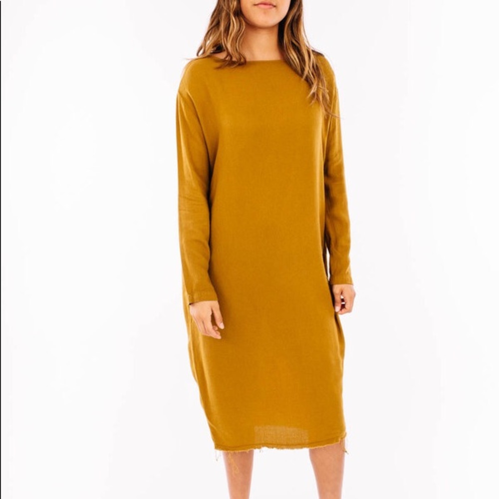Great condition black crane slim dress in gold